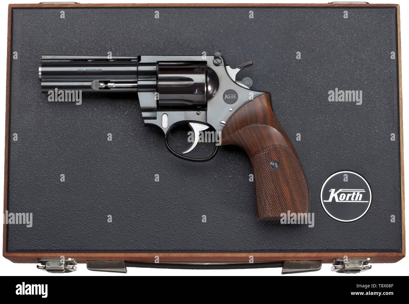Un combattimento Korth revolver, serie 31, nel suo caso Cal..357 Mag, no. 31219. I numeri corrispondenti. Foro luminoso. Camera ventilata, lunghezza 102 mm (4 poll.). Sei scatti. Prova contrassegnato 1978. Attrazioni regolabile. Ampia martello, nervate trigger. Tre-line nome dell'azienda. Originale completo altamente lucida. Parti funzionali bianco lucido sui lati. Noce scuro pannelli di presa con il pollice a riposo e checkring. Nuova condizione. Entra nella sua custodia in legno di noce con coperchio nero, dimensioni 34 x 22 x 8 cm, intarsiato con verde e come al solito danneggiato il materiale espanso. Sono incluse le compagnia, Additional-Rights-Clearance-Info-Not-Available Foto Stock