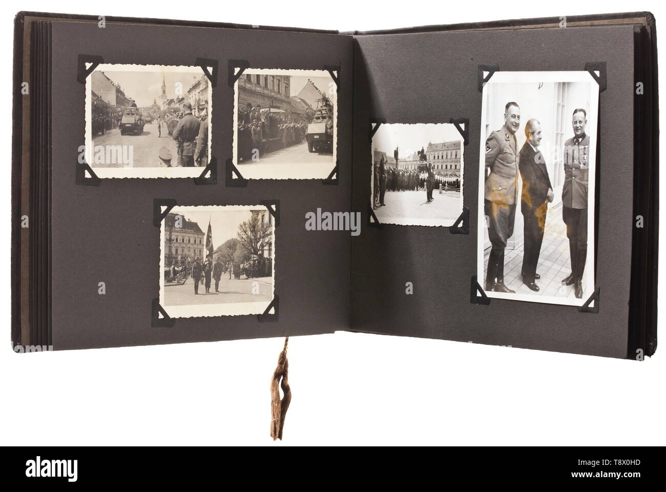 Un album di foto di Standartenführer Johannes Mühlenkamp - vincitore di foglie di quercia al cavaliere la croce della Croce di Ferro - Divisione "Wiking' Album con 93 foto di varie dimensioni, ri-fissato con angoli per foto. Raffiguranti attrezzi tecnici e veicoli, edifici e villaggi, SS sfilata in Oriente, attrezzature militari, dei serbatoi e dei motocicli, reggimenti e molte altre scene. Johannes Mühlenkamp fu comandante della 5SS Panzer Division e ha ricevuto le foglie di quercia per la Knight's Cross della croce di ferro il 21 settembre 1944. storica, storica del xx secolo, 1930S, 1940s, Wa, Editorial-Use-solo Foto Stock