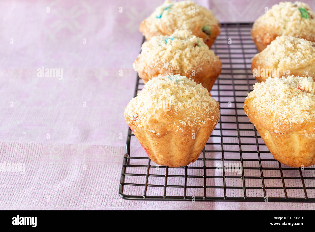 Apple zucca avena streusel muffin sul raffreddamento per rack. Messa a fuoco selettiva. Copia dello spazio. Foto Stock