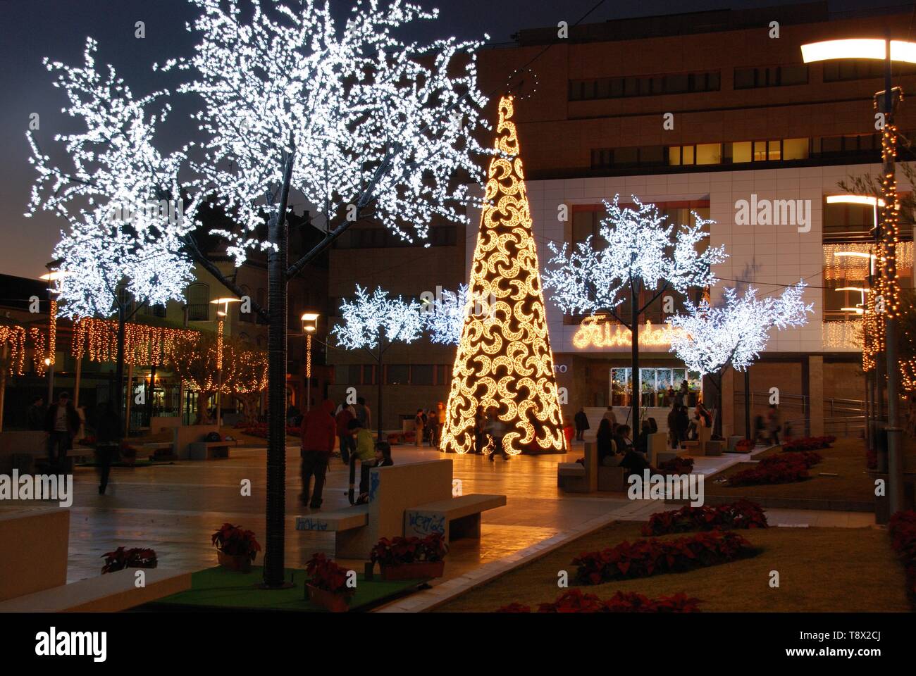 Conica di albero di Natale con decorazioni di luna di fronte il Municipio (Ayuntamiento) di notte, Fuengirola, Spagna. Foto Stock