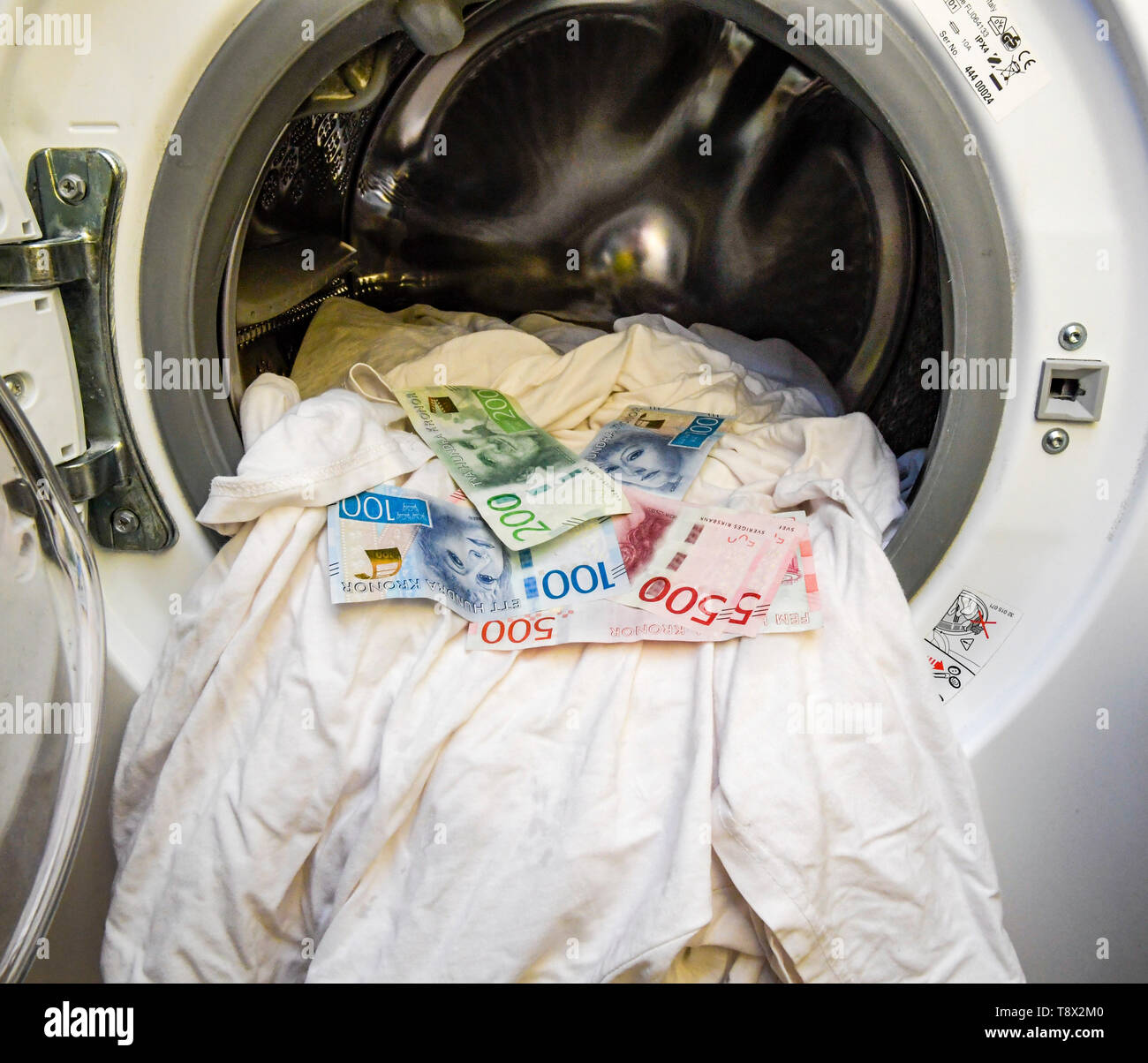 Il riciclaggio di denaro, Svedese di denaro in una macchina di lavaggio Foto Stock