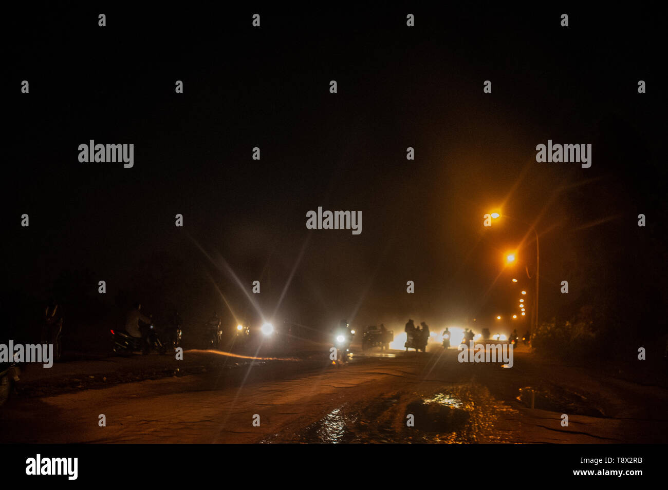 Traffico di sera nelle strade di Ouagadougou, capitale del Burkina Faso, uno dei più poveri paesi in Africa Foto Stock