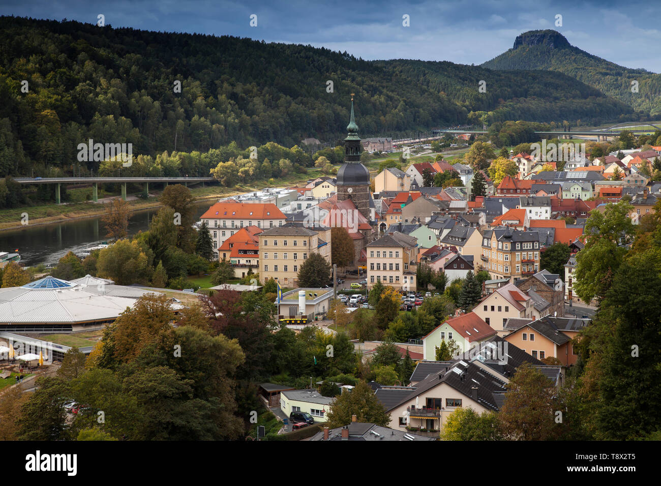 La vista su Bad Schandau sull'Elba, Lilienstein, Elba montagne di arenaria, Sassonia, Germania, Europa Foto Stock