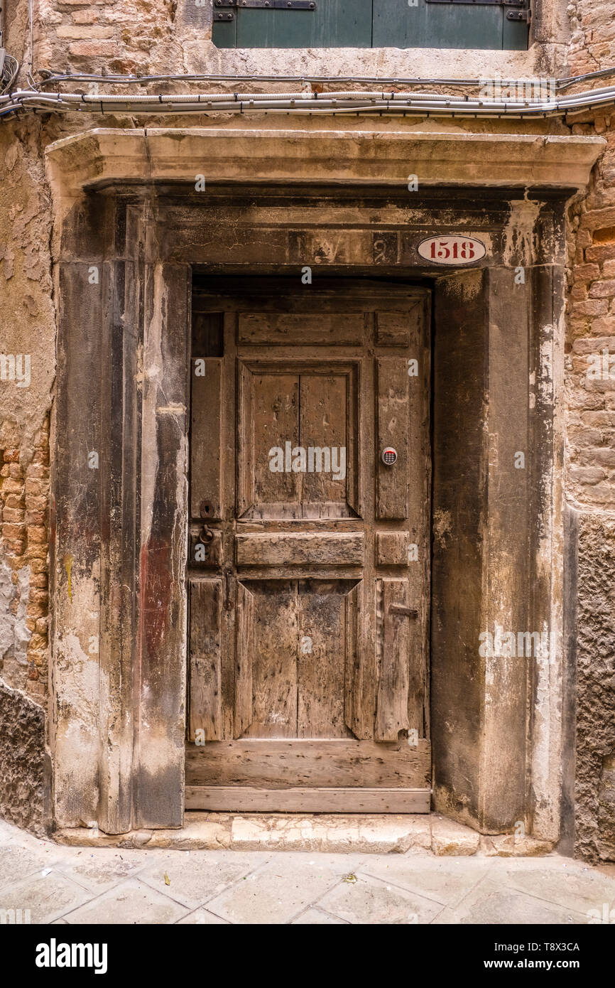 Vecchia porta di legno di un mattone in difficoltà casa del cosiddetto 'città galleggiante' Foto Stock