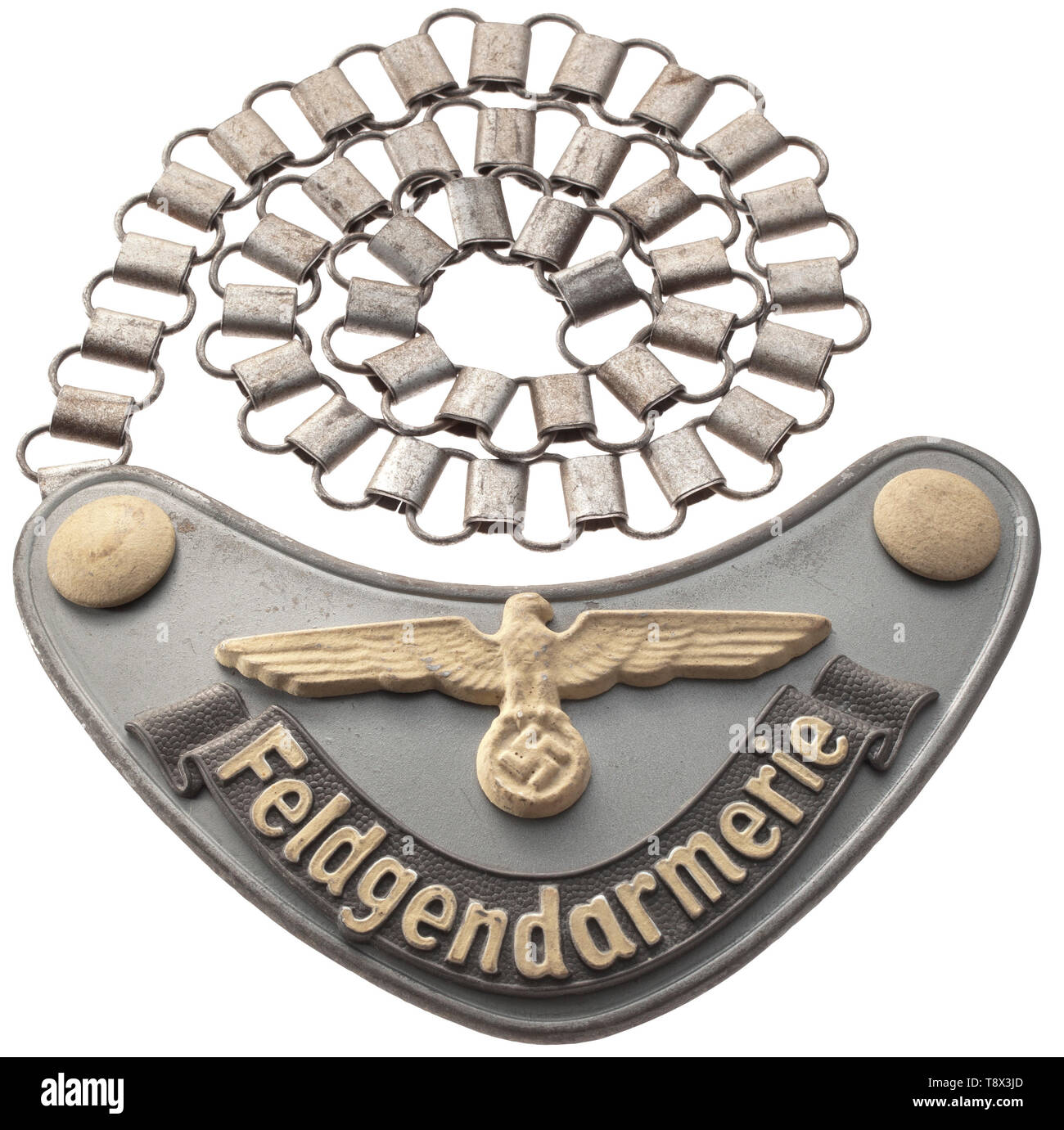 Un gorget 'Feldgendarmerie' della Wehrmacht maker Assmann argento opaco in ferro laccato con protezione applicata bandeau grigio 'Feldgendarmerie', l'iscrizione, l'aquila nazionali e i pulsanti negli angoli evidenziati nella vernice luminescente, camicia di esercito di panno, fibbia di arresto con in-colpito maker logo. La catena di ferro. Inutilizzato, con segni di storage. storica, storica del xx secolo, Editorial-Use-solo Foto Stock