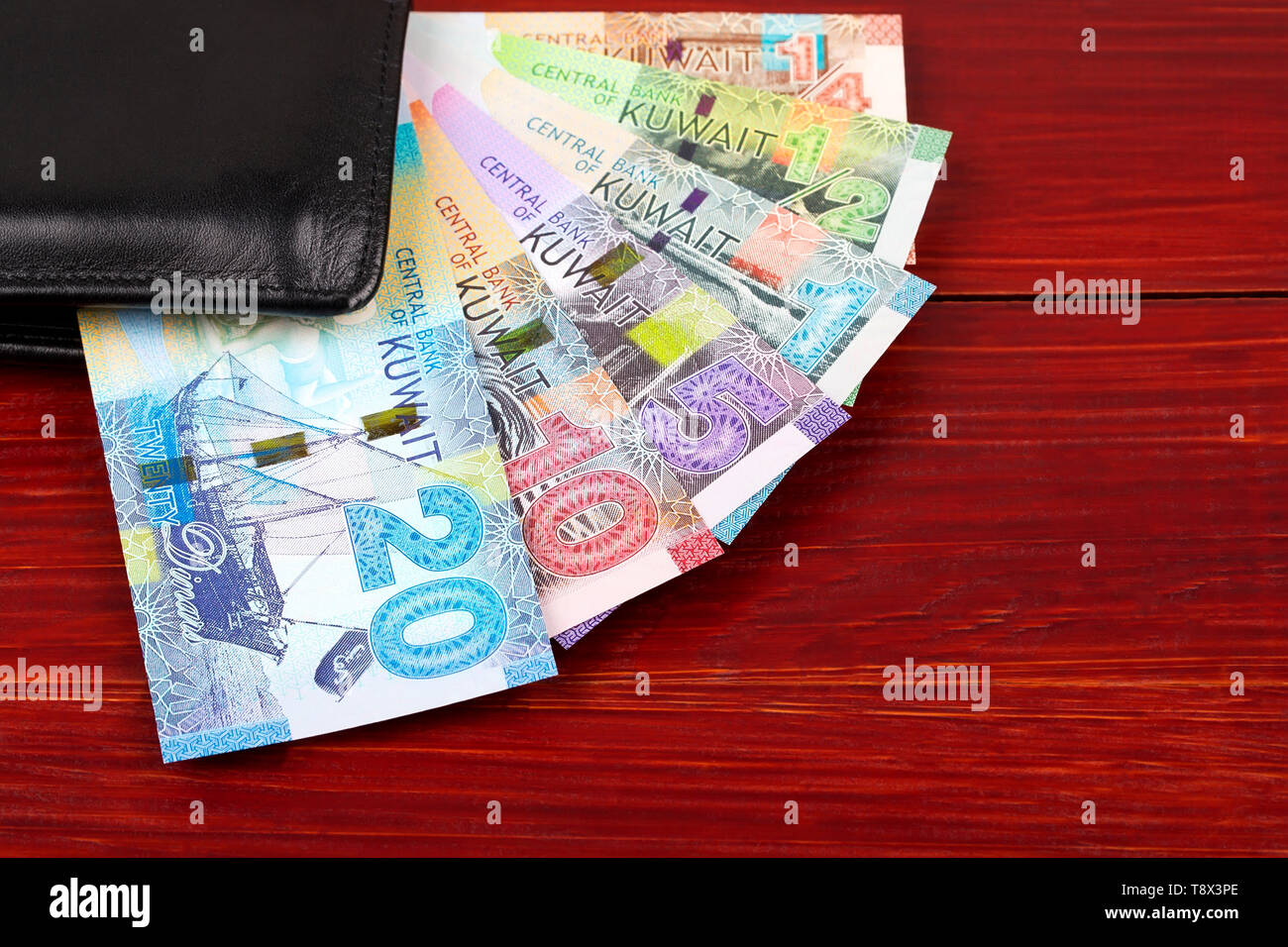 Set completo di Dinaro kuwaitiano nel portafoglio nero Foto Stock