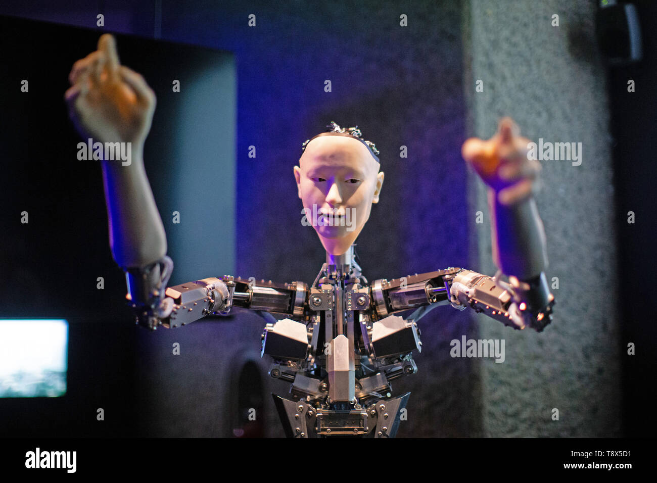 Roboticist Hiroshi Ishiguro 'Alter', un corpo macchina con un essere umano come il viso e le mani che impara attraverso interplaying, sul display al 'AI: più di umani' mostra presso il Barbican Centre di Londra. La nuova importante esposizione analizza il rapporto tra gli esseri umani e di intelligenza artificiale. Foto Stock