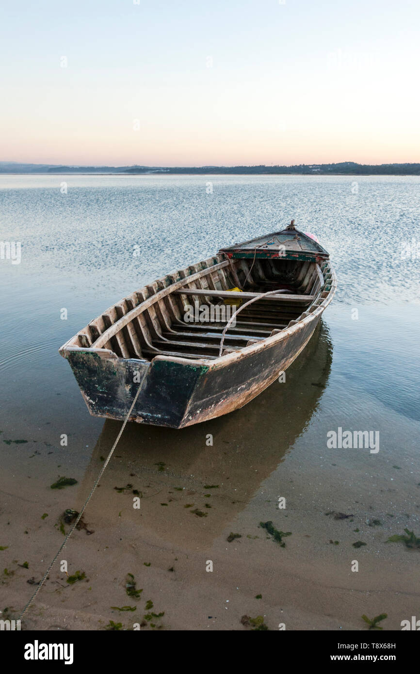 Unica piccola barca da pesca su una laguna in Portogallo Foto Stock