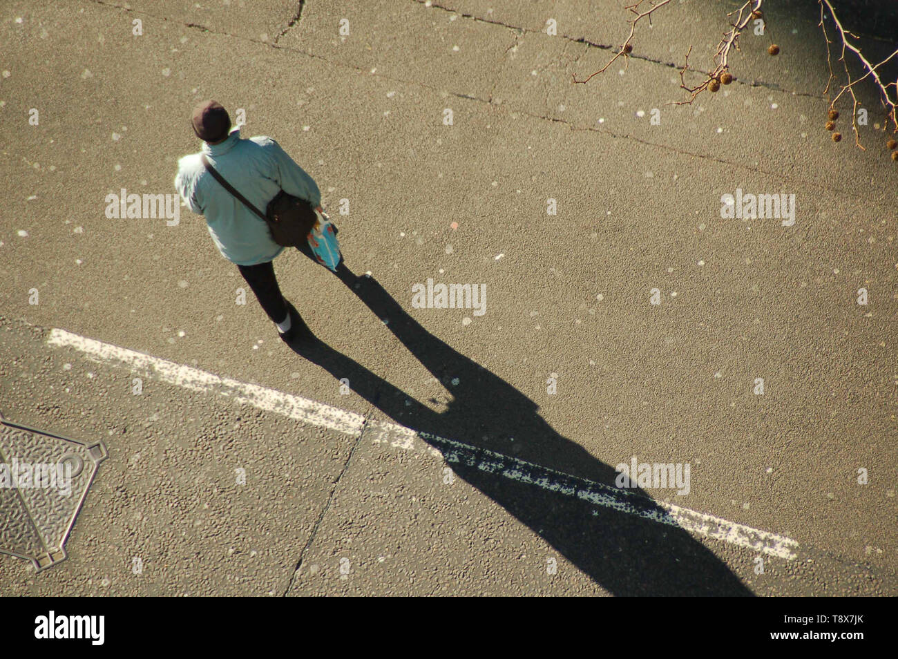 Vista aerea di un uomo attraversare una strada Foto Stock