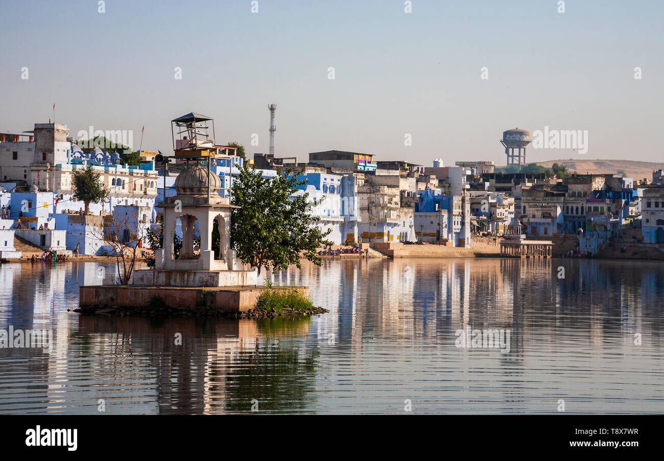 Ghats al sacro Hindu Lago di Pushkar, Rajasthan, India Foto Stock