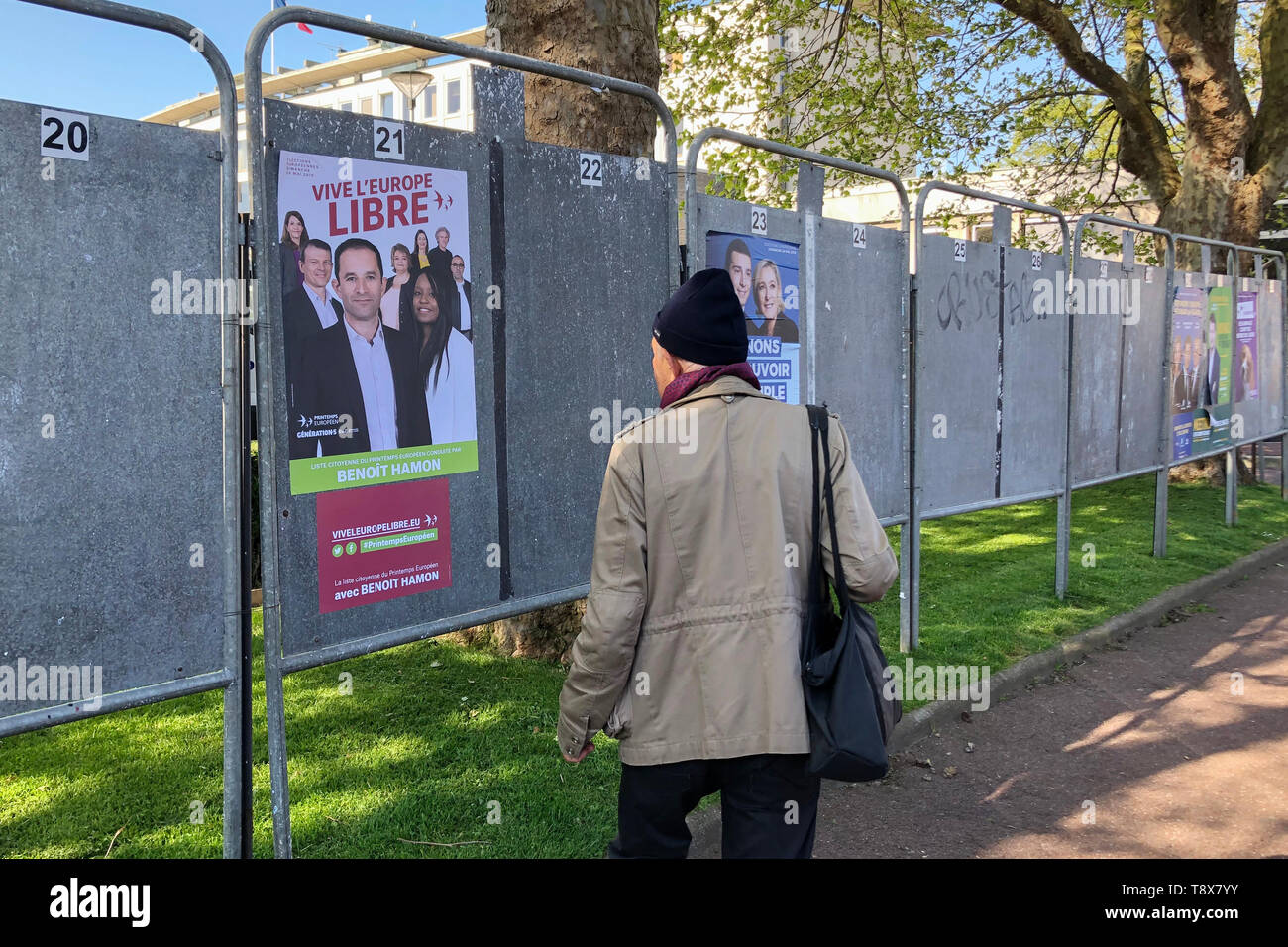 DIEPPE, Francia - 15 Maggio 2019 : l'uomo guarda il banner con i candidati per le elezioni per l'Unione europea Foto Stock