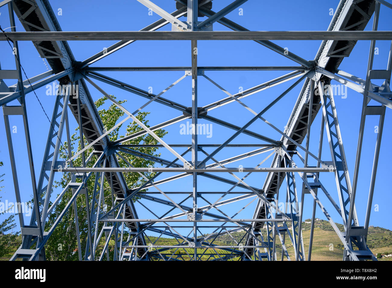 Ponte di ferro costruita da Gustave Eiffel nel Pinhao Portogallo Foto Stock