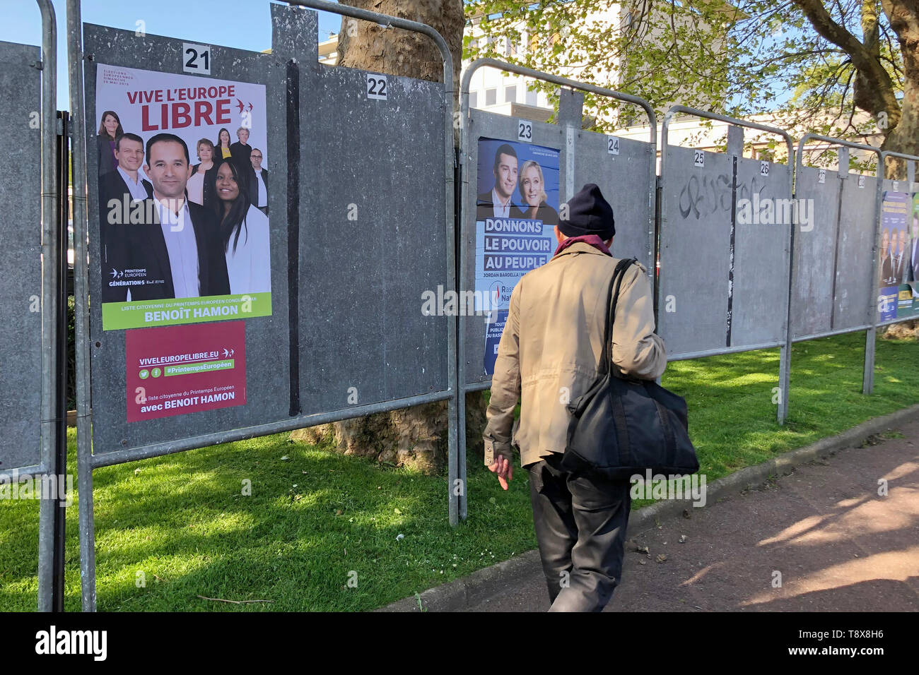 DIEPPE, Francia - 15 Maggio 2019 : l'uomo guarda il banner con i candidati per le elezioni per l'Unione europea Foto Stock