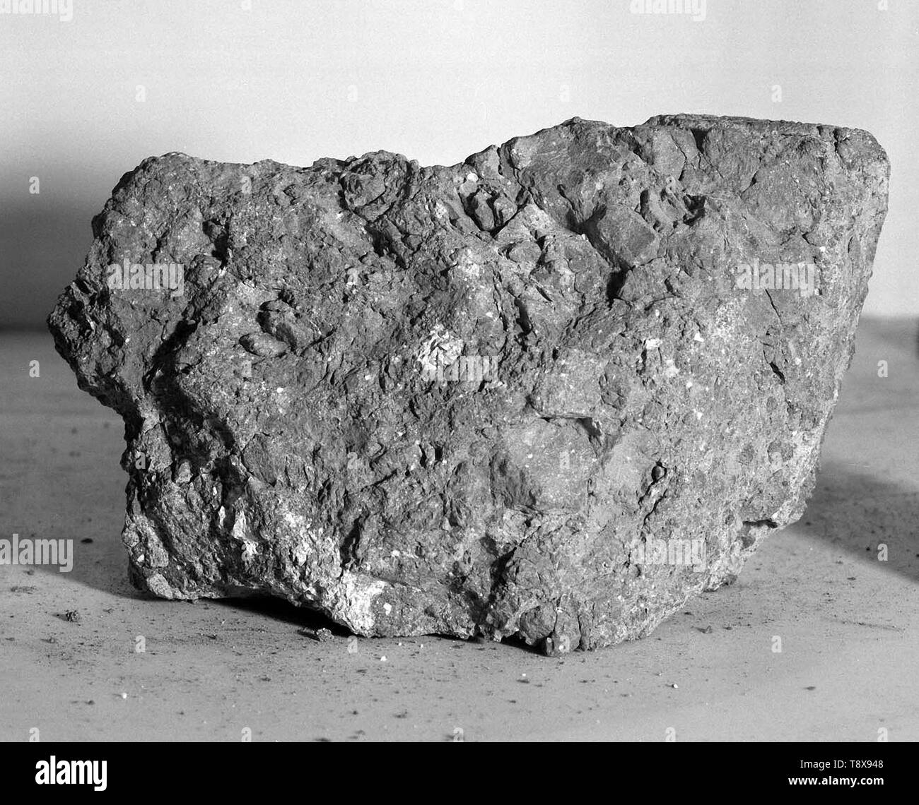 Apollo 14 Moon Rock con Felsite Clast Foto Stock