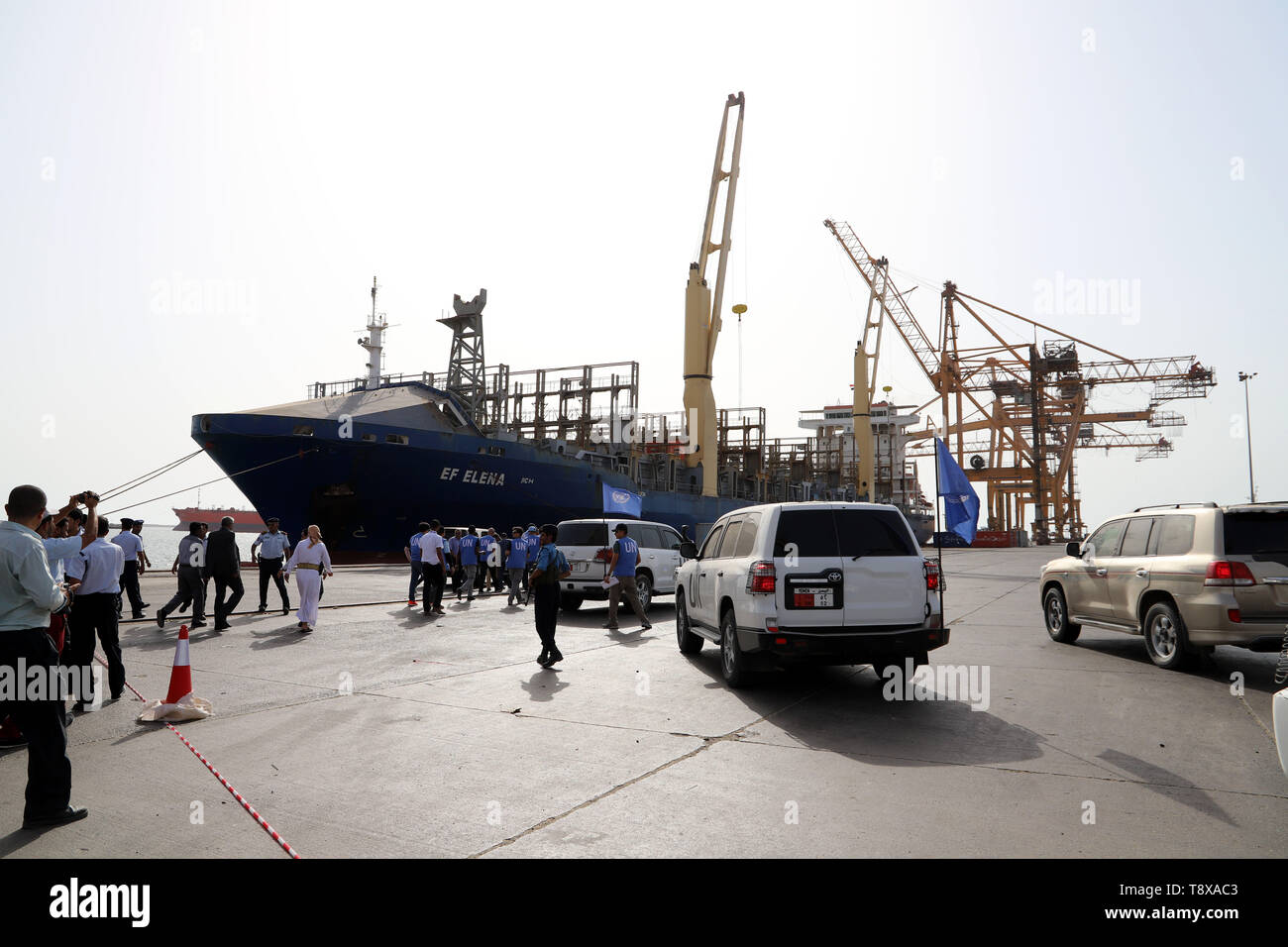 (190515) -- Hodeiha., 15 maggio 2019 (Xinhua) -- ONU ai membri del team di arrivare al Hodeiha. porta per una conferenza stampa in Hodeiha., Yemen, il 14 maggio 2019. Onu missione di monitoraggio in Yemen il martedì ha accolto con favore i ribelli Houthi' handover della sicurezza di Hodeiha. Le porte per la guardia costiera. (Xinhua) Foto Stock