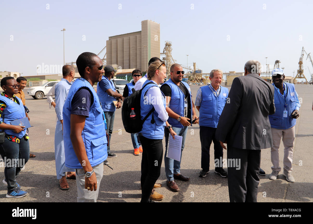 (190515) -- Hodeiha., 15 maggio 2019 (Xinhua) -- ONU ai membri del team di arrivare al Hodeiha. porta per una conferenza stampa in Hodeiha., Yemen, il 14 maggio 2019. Onu missione di monitoraggio in Yemen il martedì ha accolto con favore i ribelli Houthi' handover della sicurezza di Hodeiha. Le porte per la guardia costiera. (Xinhua) Foto Stock