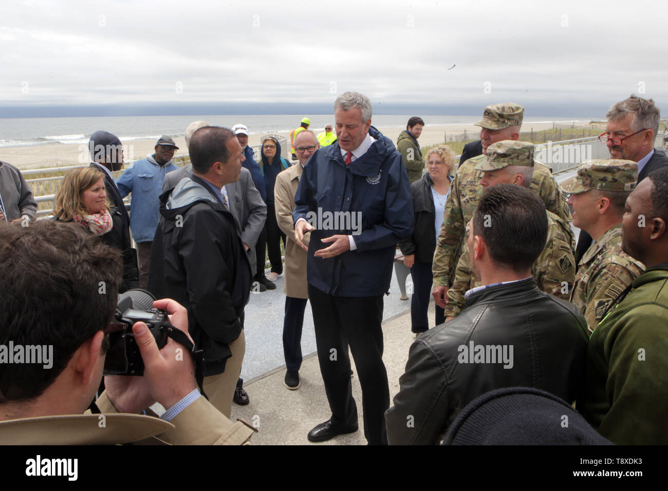 14 MAGGIO-NEW YORK NEW YORK- Sindaco Bill De Blasio lungo con US Army Corps Lt. Gen Semonite, Queens Borough Presidente Melinda Katz, parchi di New York il Commissario Mitchell J. Argento, FAICP, Ethan lungo, proprietario del Rockaway Beach Brewing Company contrassegnare il completamento della East Rockaway ingresso dragaggio di manutenzione progetto tenutasi lungo la spiaggia 94 e Rockaway Boardwalk il 14 maggio 2019 nel Queens, a New York City. Photo credit: Mpi43/MediaPunch Foto Stock