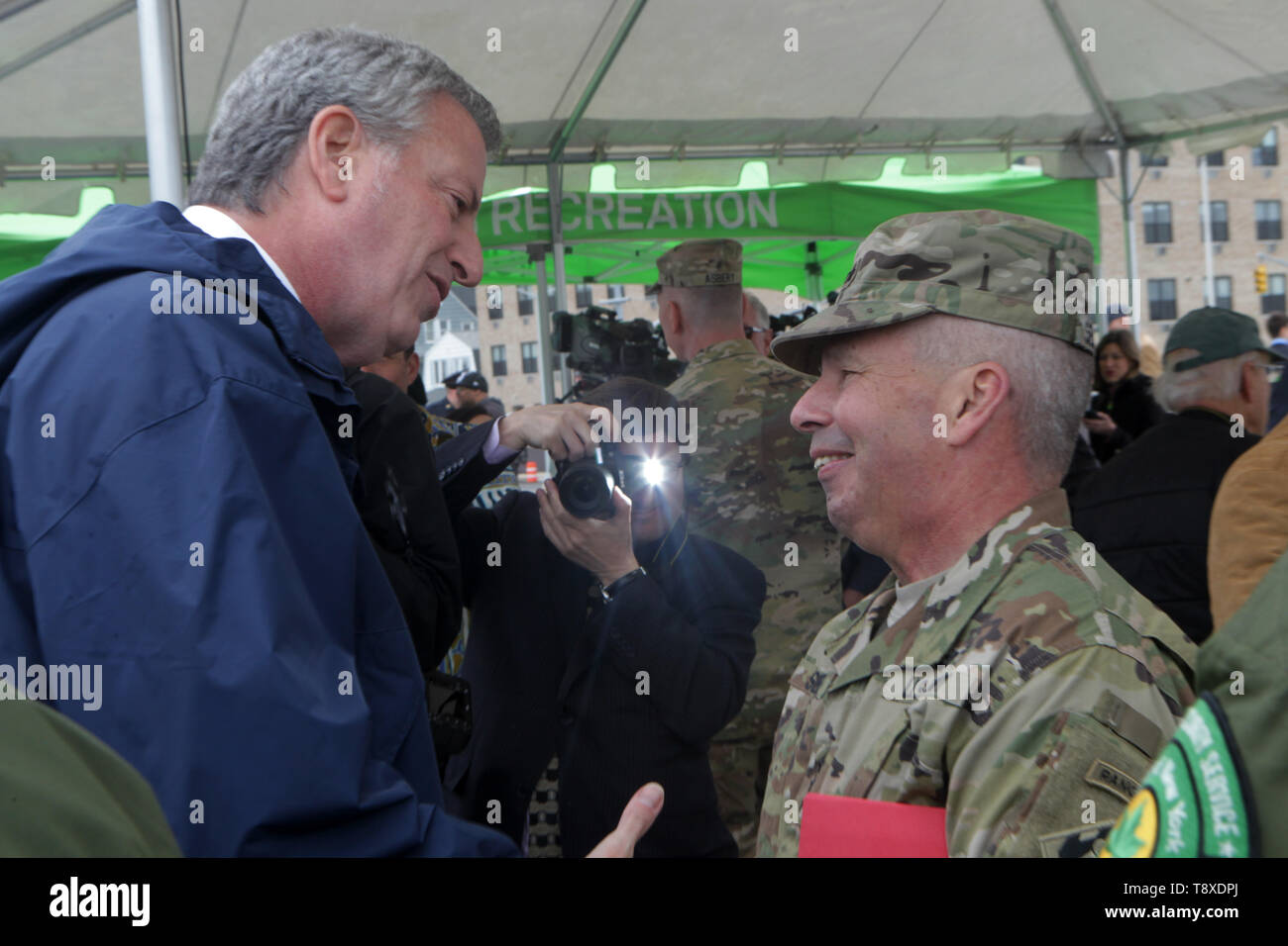 14 MAGGIO-NEW YORK NEW YORK- Sindaco Bill De Blasio lungo con US Army Corps Lt. Gen Semonite, Queens Borough Presidente Melinda Katz, parchi di New York il Commissario Mitchell J. Argento, FAICP, Ethan lungo, proprietario del Rockaway Beach Brewing Company contrassegnare il completamento della East Rockaway ingresso dragaggio di manutenzione progetto tenutasi lungo la spiaggia 94 e Rockaway Boardwalk il 14 maggio 2019 nel Queens, a New York City. Photo credit: Mpi43/MediaPunch Foto Stock