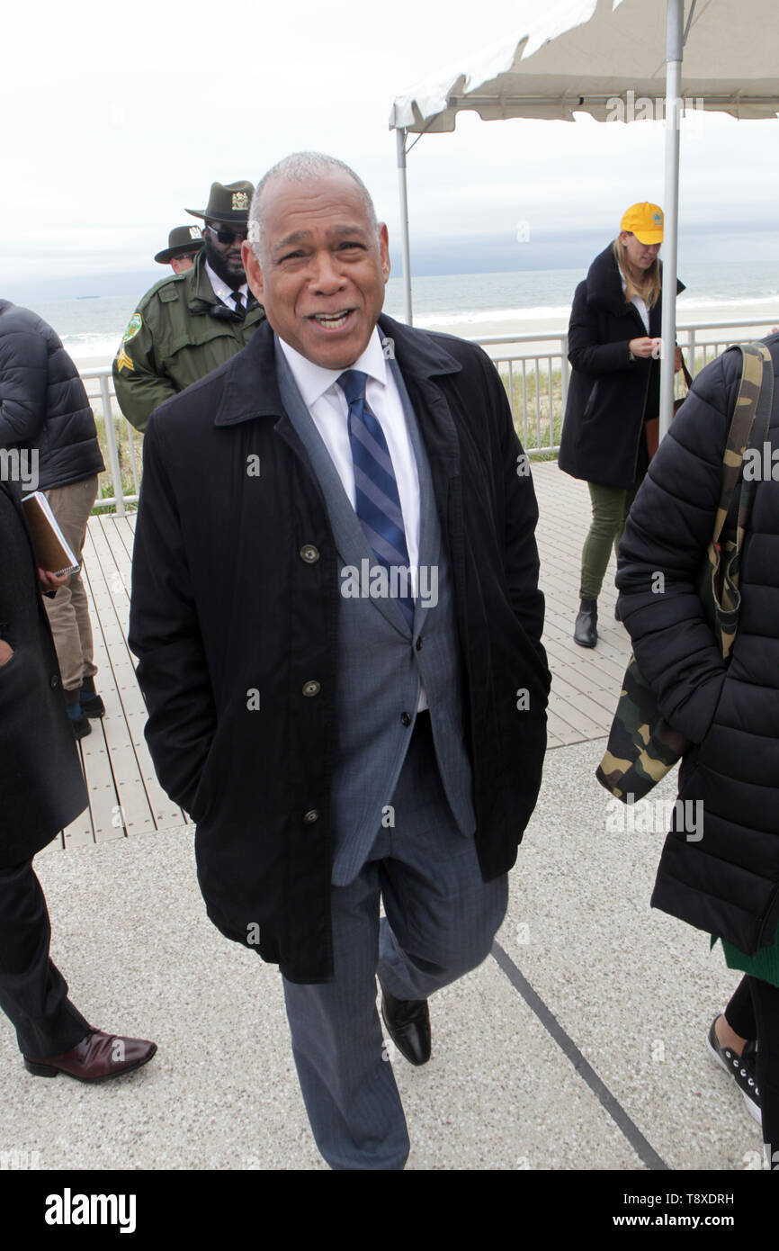 14 MAGGIO-NEW YORK NEW YORK- Sindaco Bill De Blasio lungo con US Army Corps Lt. Gen Semonite, Queens Borough Presidente Melinda Katz, parchi di New York il Commissario Mitchell J. Argento, FAICP, Ethan lungo, proprietario del Rockaway Beach Brewing Company contrassegnare il completamento della East Rockaway ingresso dragaggio di manutenzione progetto tenutasi lungo la spiaggia 94 e Rockaway Boardwalk il 14 maggio 2019 nel Queens, a New York City. Photo credit: Mpi43/MediaPunch Foto Stock