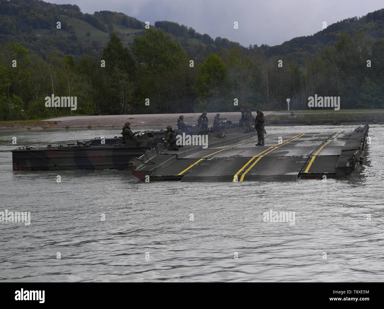 Flintsbach, Germania. 14 Maggio, 2019. Le truppe di montagna e pionieri assemblare gli elementi in una piscina di piegatura ponte sull'Inn, che essi utilizzano come un traghetto. Circa 1200 soldati pratica nel sud della Baviera superiore fino a 23.05.2019 il caso di emergenza. In questo caso fittizio, la montagna Fighter Brigata 23 corre in aiuto di un alleato con il nome artificiale Altraverdo, chi è minacciato da un paese chiamato Wislania. Credito: Angelika Warmuth/dpa/Alamy Live News Foto Stock