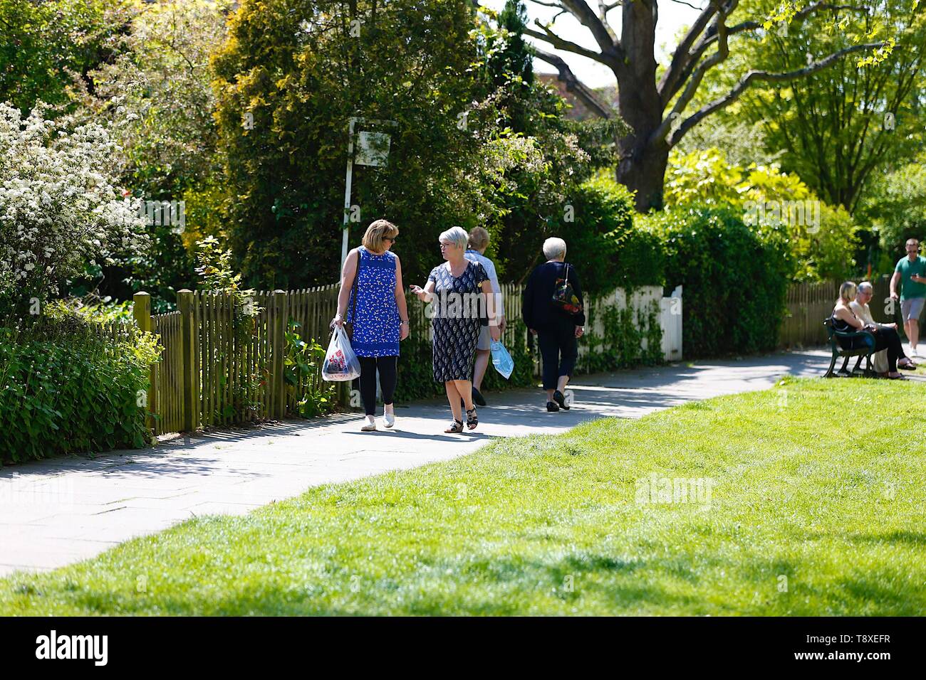 Tenterden, Kent, Regno Unito. 15 Maggio, 2019. Regno Unito: Meteo Bella giornata di sole a Tenterden high street come la gente camminare intorno al centro città godere del bel tempo caldo. Credito: Paolo Lawrenson/Alamy Live News Foto Stock