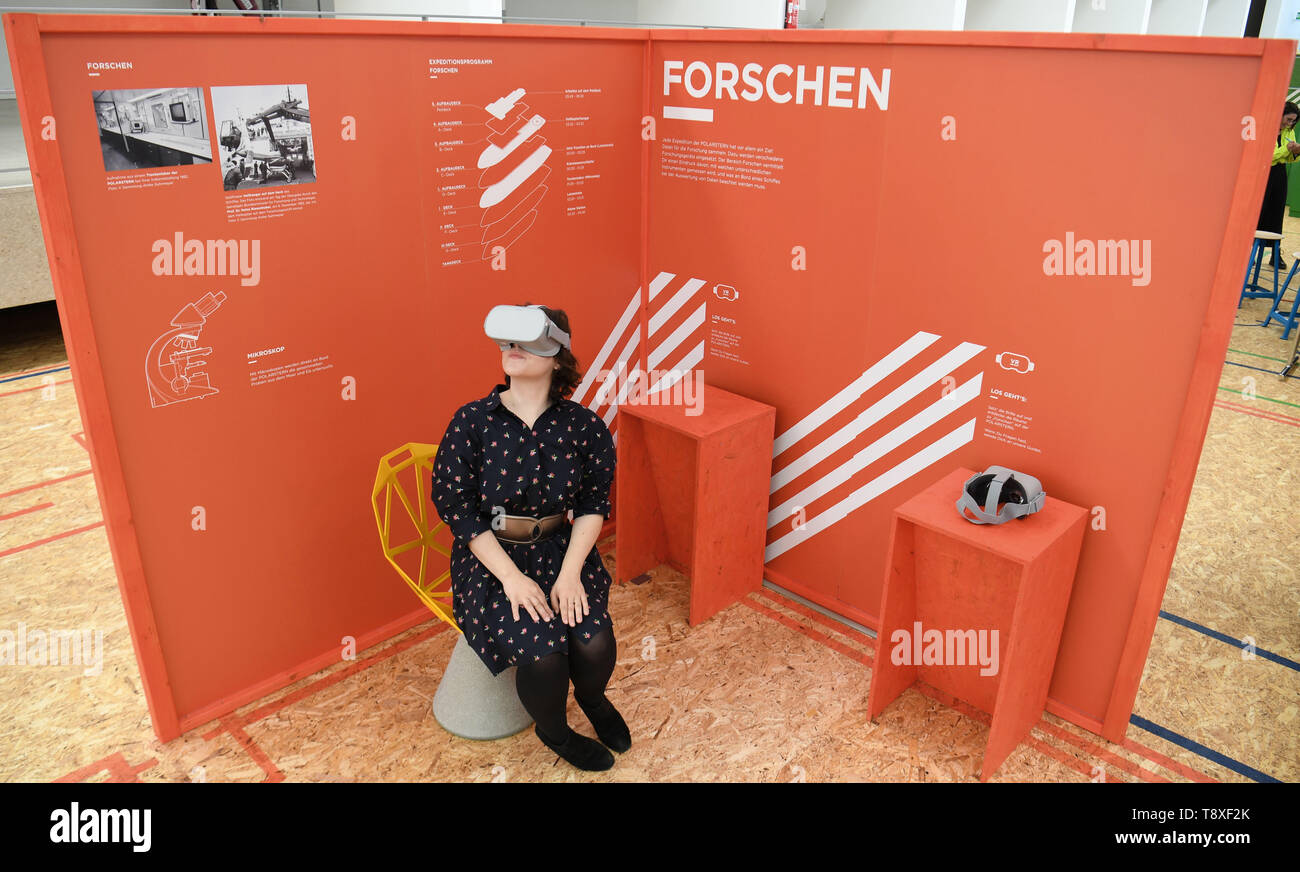 15 maggio 2019, a Brema Bremerhaven: Julia Mayer, consulente scientifico presso la Schifffahrtsmuseum è il test di una nave virtuale spedizione dopo la conferenza stampa di apertura della mostra "360° Polarstern - Un virtual research expedition" con l aiuto di occhiali VR (realtà virtuale). La mostra che è stata concepita in collaborazione con l'Istituto Alfred Wegener, può essere visto fino al 31 marzo 2020. Foto: Carmen Jaspersen/dpa Foto Stock