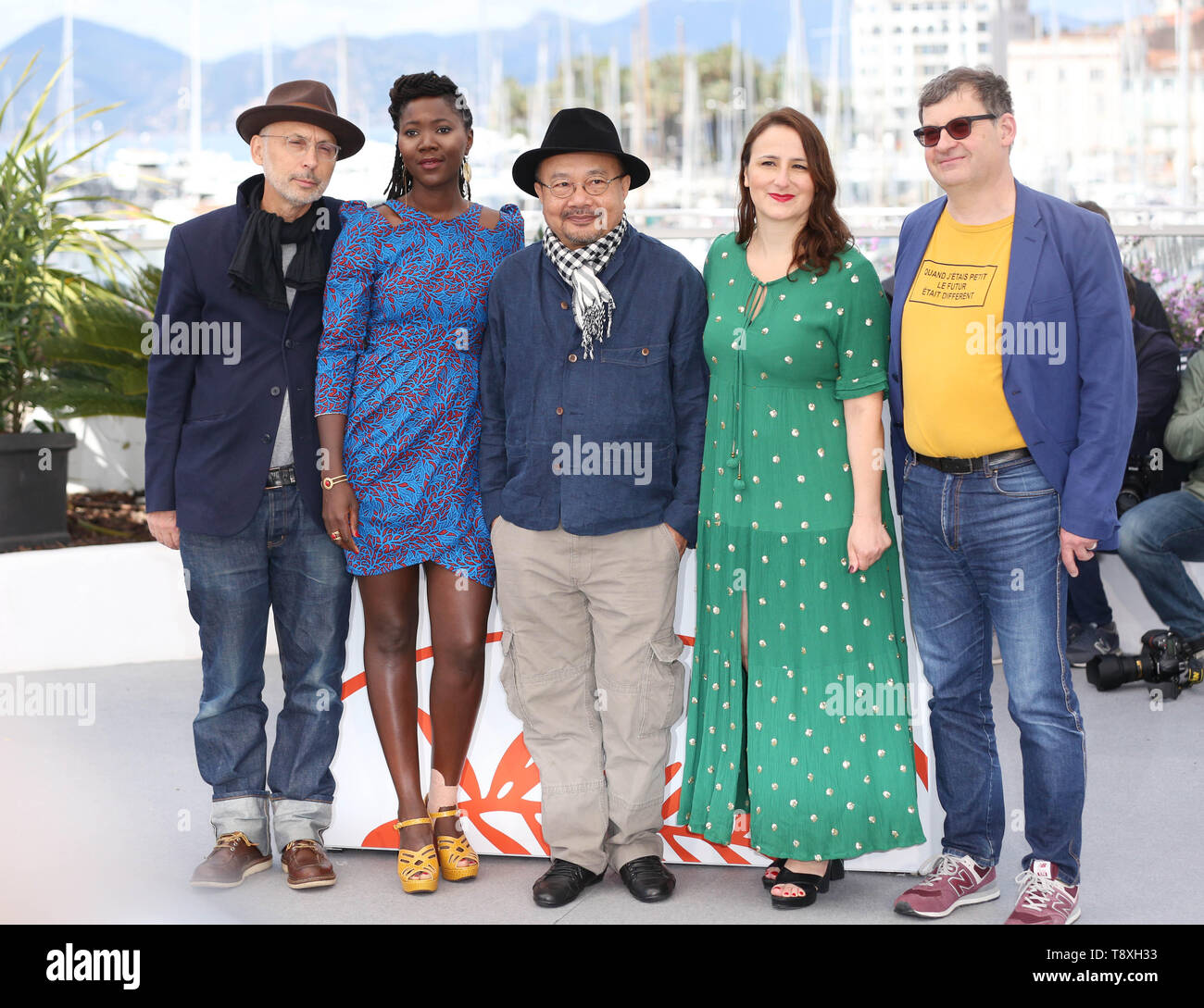 Cannes, Francia. 15 Maggio, 2019. Il presidente della Camera d'o la giuria e il regista cambogiano Rithy Panh (C), insieme con gli altri membri della giuria Benoit Delhomme (1L), Alice Diop (2 L), Sandrine Marques (2R) e Nicolas Naegelen, pongono durante un photocall presso la 72a Cannes Film Festival di Cannes, Francia, 15 maggio 2019. La 72a Cannes Film Festival è qui tenuto dal 14 al 25 maggio. Credito: Gao Jing/Xinhua/Alamy Live News Foto Stock