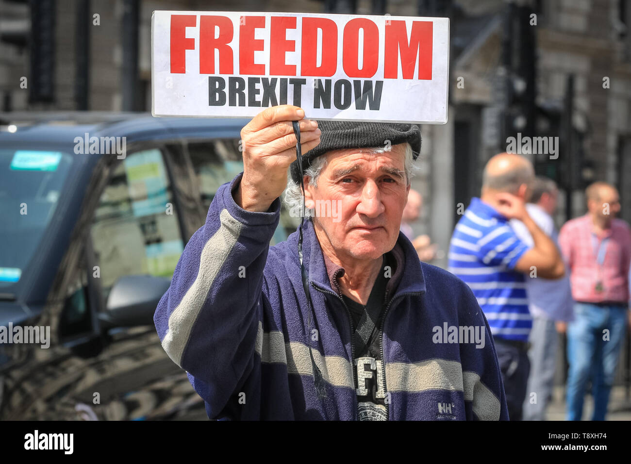 Westminster, Londra, Regno Unito. 15 Maggio, 2019. Un lasciare protester si aggira intorno alla metà della strada al di fuori del Parlamento con una "Libertà - Brexit ora' cartellone. Pro e contro manifestanti Brexit dimostrare tutto il case del parlamento di Westminster ad oggi. Credito: Imageplotter/Alamy Live News Foto Stock