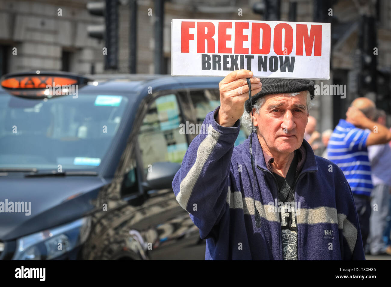 Westminster, Londra, Regno Unito. 15 Maggio, 2019. Un lasciare protester si aggira intorno alla metà della strada al di fuori del Parlamento con una "Libertà - Brexit ora' cartellone. Pro e contro manifestanti Brexit dimostrare tutto il case del parlamento di Westminster ad oggi. Credito: Imageplotter/Alamy Live News Foto Stock