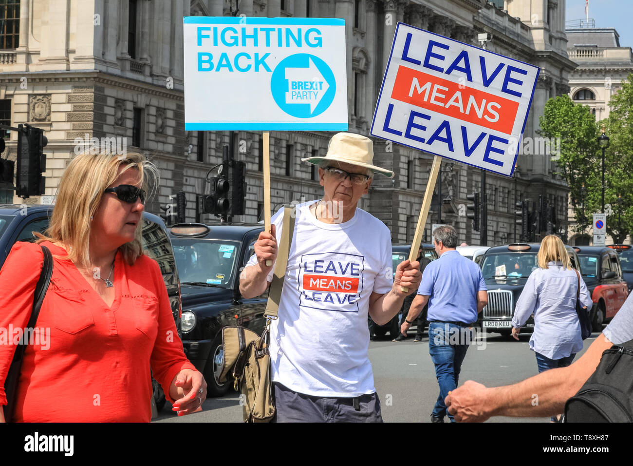 Westminster, Londra, Regno Unito. 15 Maggio, 2019. Un lasciare protester si aggira intorno alla metà della strada al di fuori del Parlamento. Pro e contro manifestanti Brexit dimostrare tutto il case del parlamento di Westminster ad oggi. Credito: Imageplotter/Alamy Live News Foto Stock