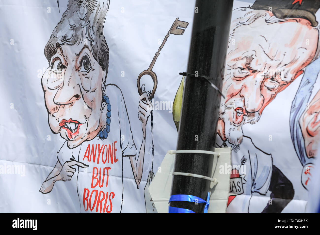 Westminster, Londra, Regno Unito. 15 Maggio, 2019. Il lasciare la campagna hanno messo in su una grande bandiera con caricature di Theresa Maggio e Jeremy Corbyn. Pro e contro manifestanti Brexit dimostrare tutto il case del parlamento di Westminster ad oggi. Credito: Imageplotter/Alamy Live News Foto Stock