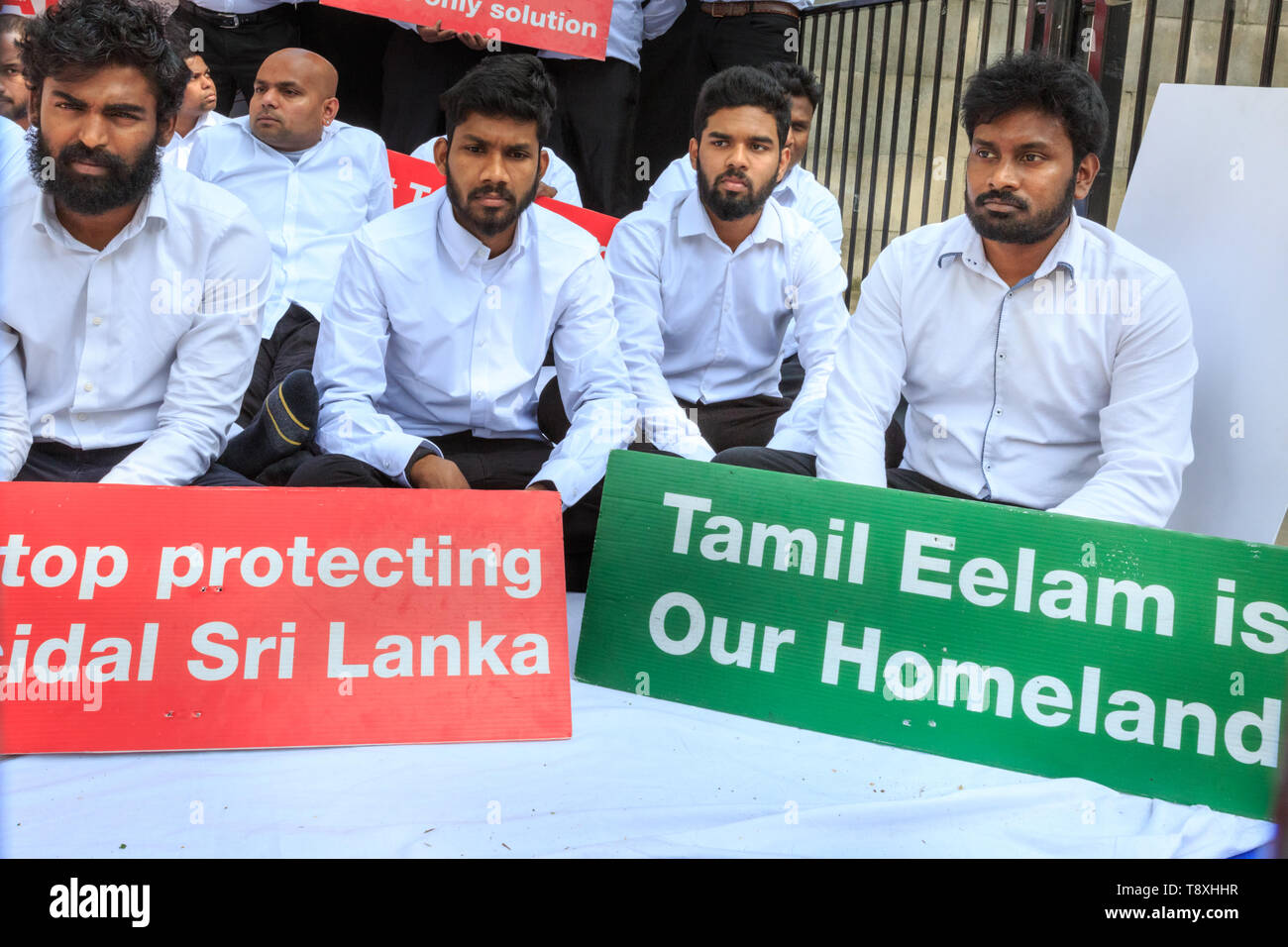 Westminster, Londra, Regno Unito, 15 maggio 2019. Tamil protesta al di fuori di Downing Street a Whitehall, Westminster, per indipendenza e contro la violenza percepita e alledged genocidio precedente da parte del governo dello Sri Lanka. Credito: Imageplotter/Alamy Live News Foto Stock