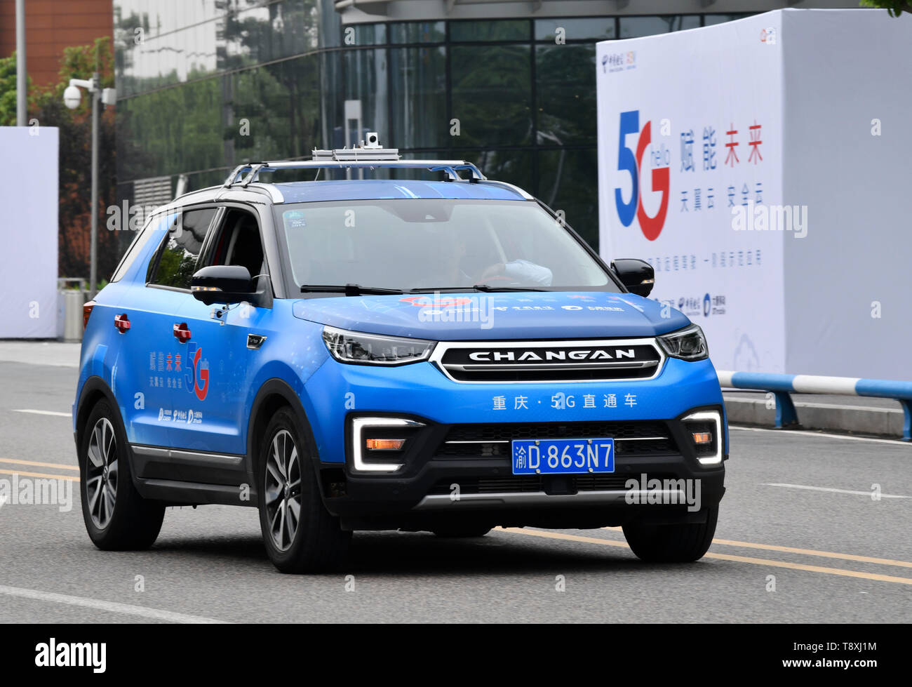 (190515) -- CHONGQING, 15 maggio 2019 (Xinhua) -- Un auto è controllata da un operatore remoto durante una corsa di prova a Chongqing, sud-ovest della Cina, 15 maggio 2019. Controllate a distanza auto alimentato da 5G network completato un test eseguito su Mercoledì a Chongqing. Durante la corsa di prova, un operatore remoto era in grado di controllare la vettura mentre si guardano i feed in tempo reale delle condizioni di strada supportati da 5G network. (Xinhua/Liu Chan) Foto Stock