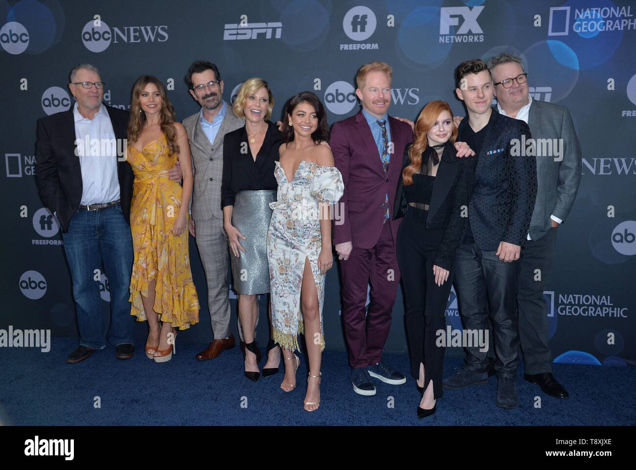 New York, NY, STATI UNITI D'AMERICA. 14 Maggio, 2019. Ed O'Neill, Sofia Vergara, Ty Burrell, Julie Bowen, Sarah Hyland, Jesse Tyler Fergussion, Ariel inverno, Nolan Gould, Eric Stonestreet presso gli arrivi per rete di ABC Upfronts 2019, Taverna sul verde, Central Park West, New York, NY, 14 maggio 2019. Credito: Kristin Callahan/Everett raccolta/Alamy Live News Foto Stock