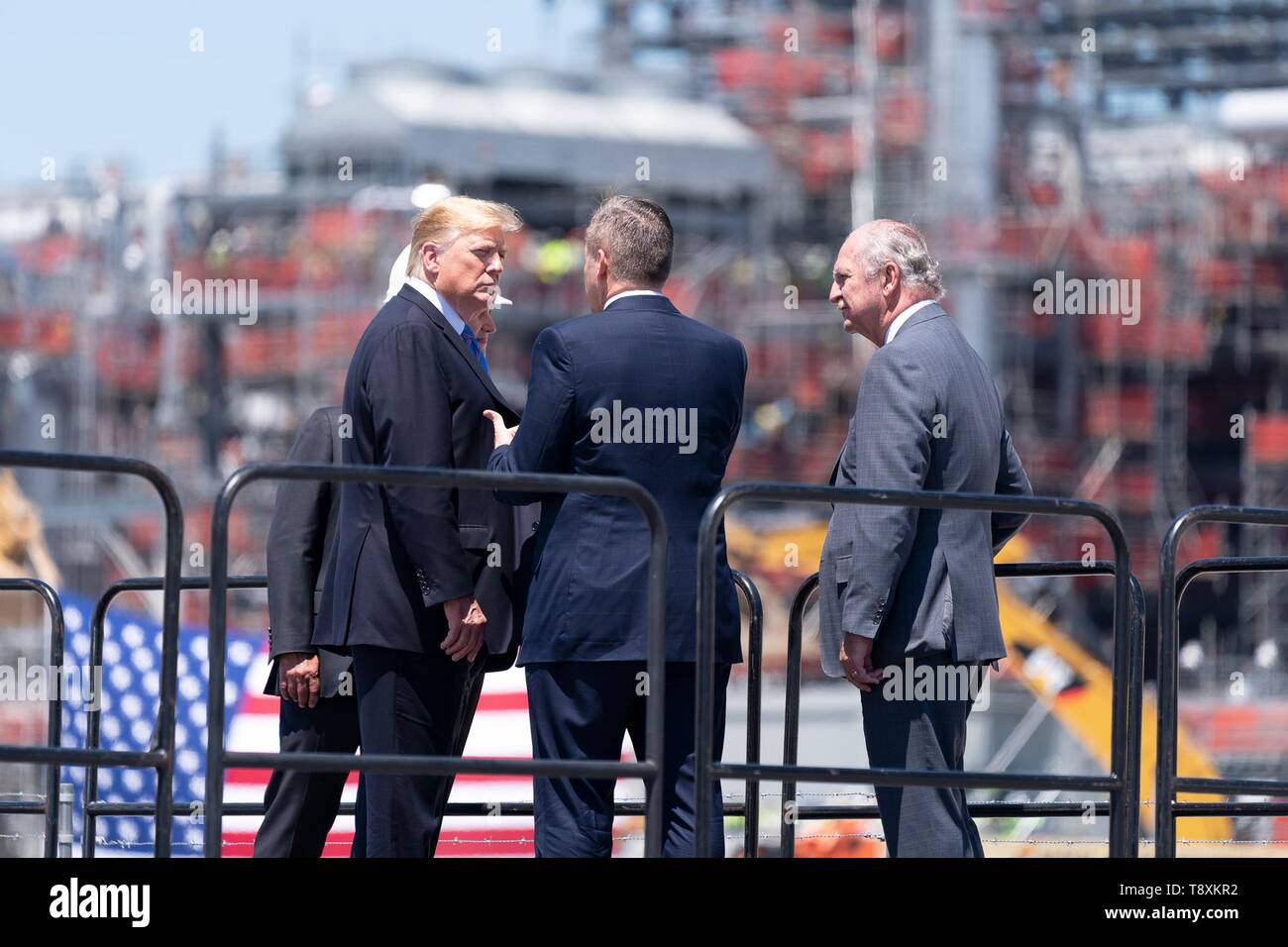 U.S presidente Donald Trump ascolta Chief Executive Officer Jeffrey Martin durante un tour di Sempra Energy Cameron LNG terminale di esportazione Maggio 14, 2019 in Hackberry, Louisiana. Foto Stock