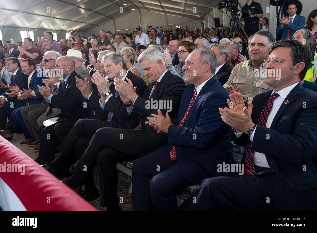 I politici repubblicani applaudire il Presidente statunitense Donald Trump durante un rally al Sempra Energy LNG terminale di esportazione cerimonia di apertura Maggio 14, 2019 in Hackberry, Louisiana. Foto Stock