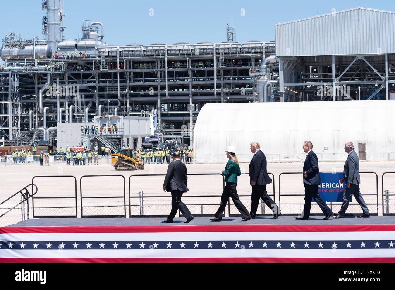 U.S presidente Donald Trump segue Chief Operating Officer di Sempra LNG, Lisa Glatch, sinistra, durante un tour del loro nuovo LNG terminale di esportazione Maggio 14, 2019 in Hackberry, Louisiana. Foto Stock