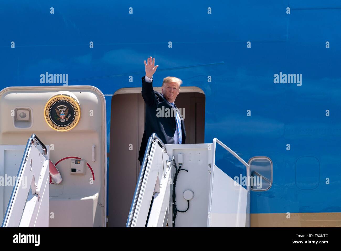 U.S presidente Donald Trump onde come egli vive Air Force One per un viaggio in Louisiana Maggio 14, 2019 in Andrews Air Force Base in Maryland. Foto Stock