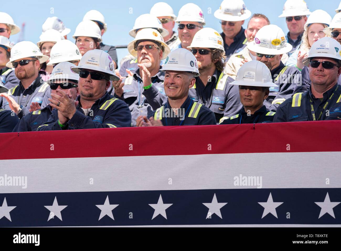 Sempra Energy CEO Jeffrey Martin, centro e lavoratori di applaudire il Presidente statunitense Donald Trump durante un rally marcatura della apertura della nuova LNG terminale di esportazione Maggio 14, 2019 in Hackberry, Louisiana. Foto Stock