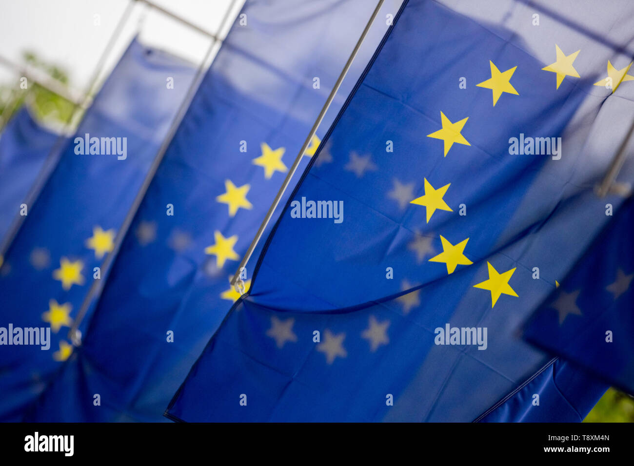 15 maggio 2019, Berlin: bandiere europee appendere in ingresso al Haus der Deutschen Wirtschaft. Foto: Christoph Soeder/dpa Foto Stock