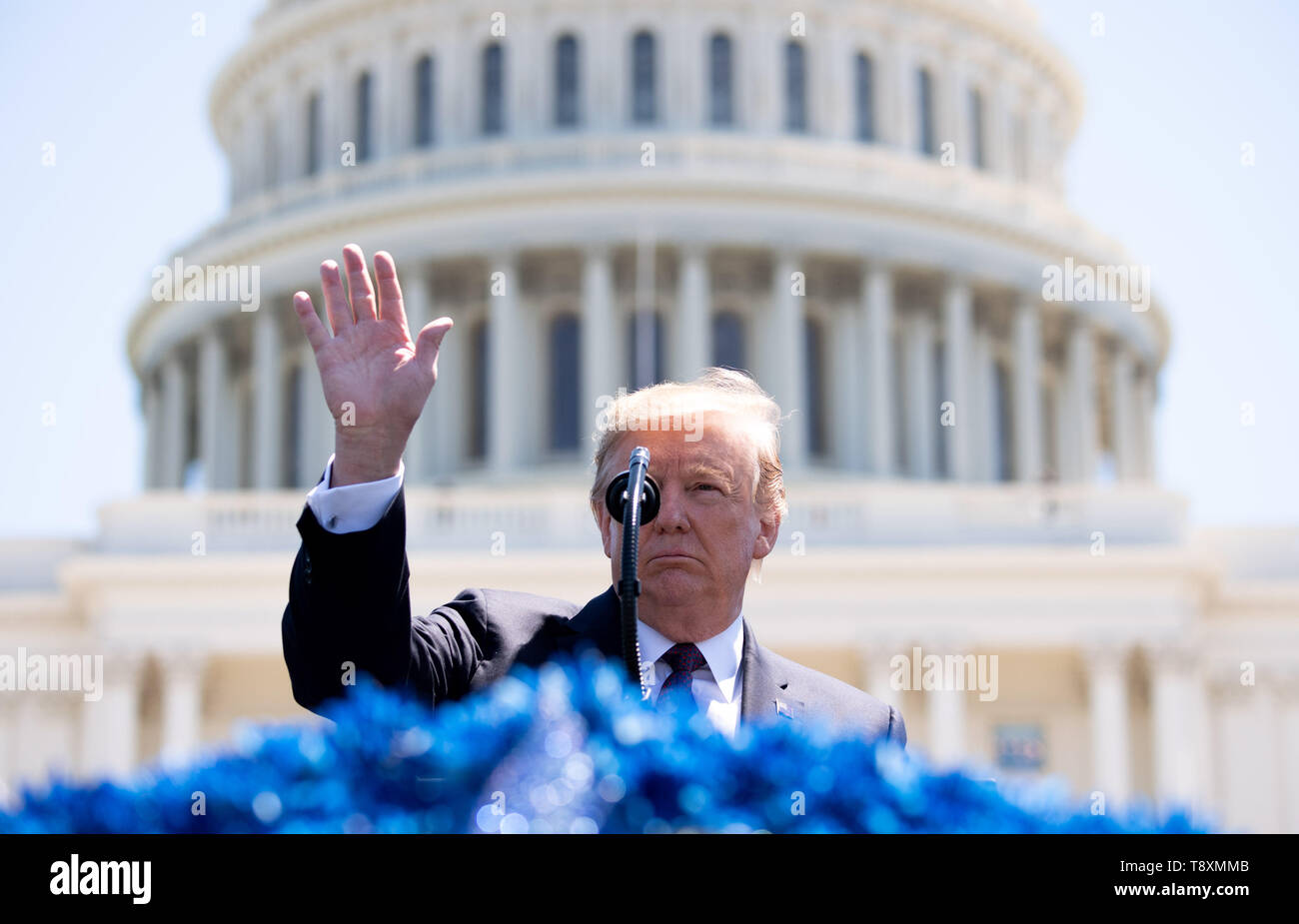 Il Presidente degli Stati Uniti, Trump offre commento alla trentottesima nazionali annuali ufficiali di pace " memoriale di servizio, presso l'U.S. Campidoglio di Washington il 15 maggio 2019. Credito: Kevin Dietsch/Piscina via CNP /MediaPunch Foto Stock