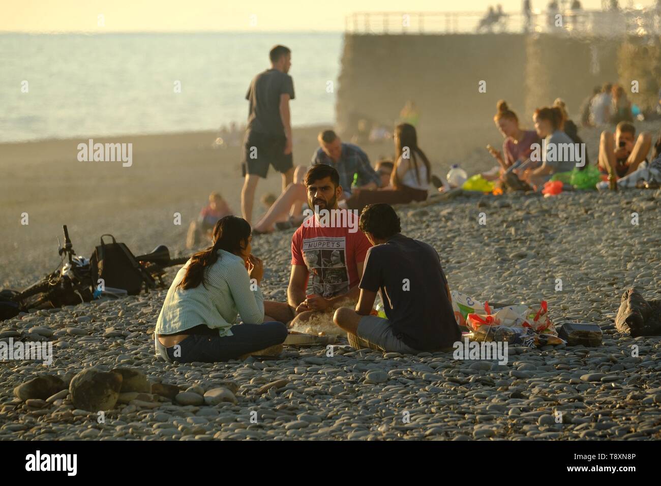Aberystwyth Wales, Regno Unito. 15 Maggio, 2019. Meteo REGNO UNITO: decine di giovani studenti hanno barbecue sulla spiaggia in Aberystwyth la sera dopo una giornata di cielo blu e il caldo sole primaverile . Photo credit: Keith Morris/Alamy Live News Foto Stock