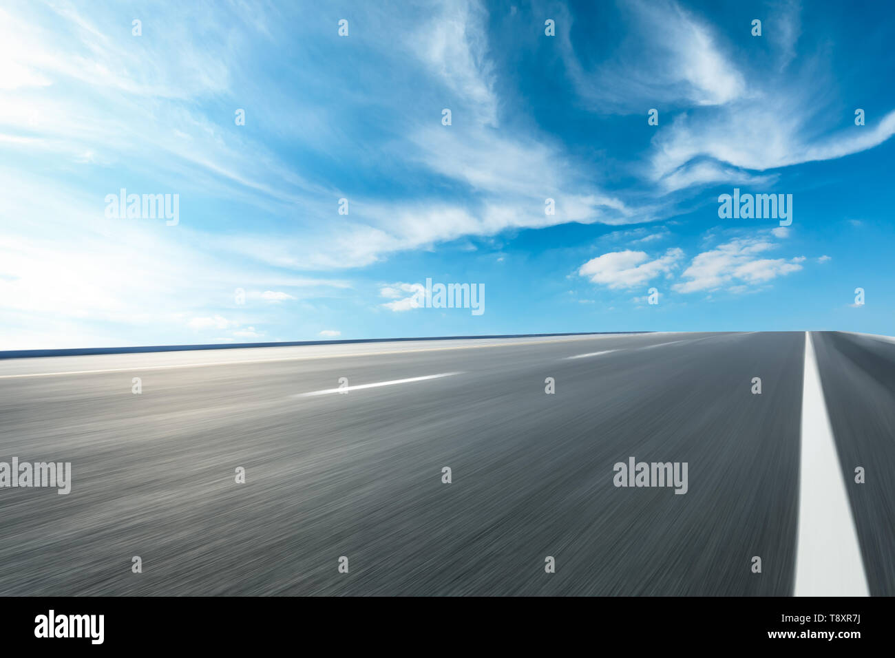 Il movimento sfocati strada asfaltata terra e cielo nuvole scena Foto Stock