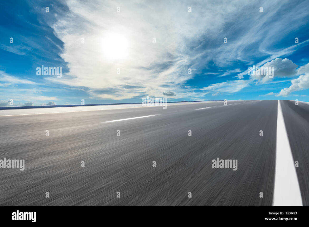 Il movimento sfocati strada asfaltata terra e cielo nuvole scena Foto Stock