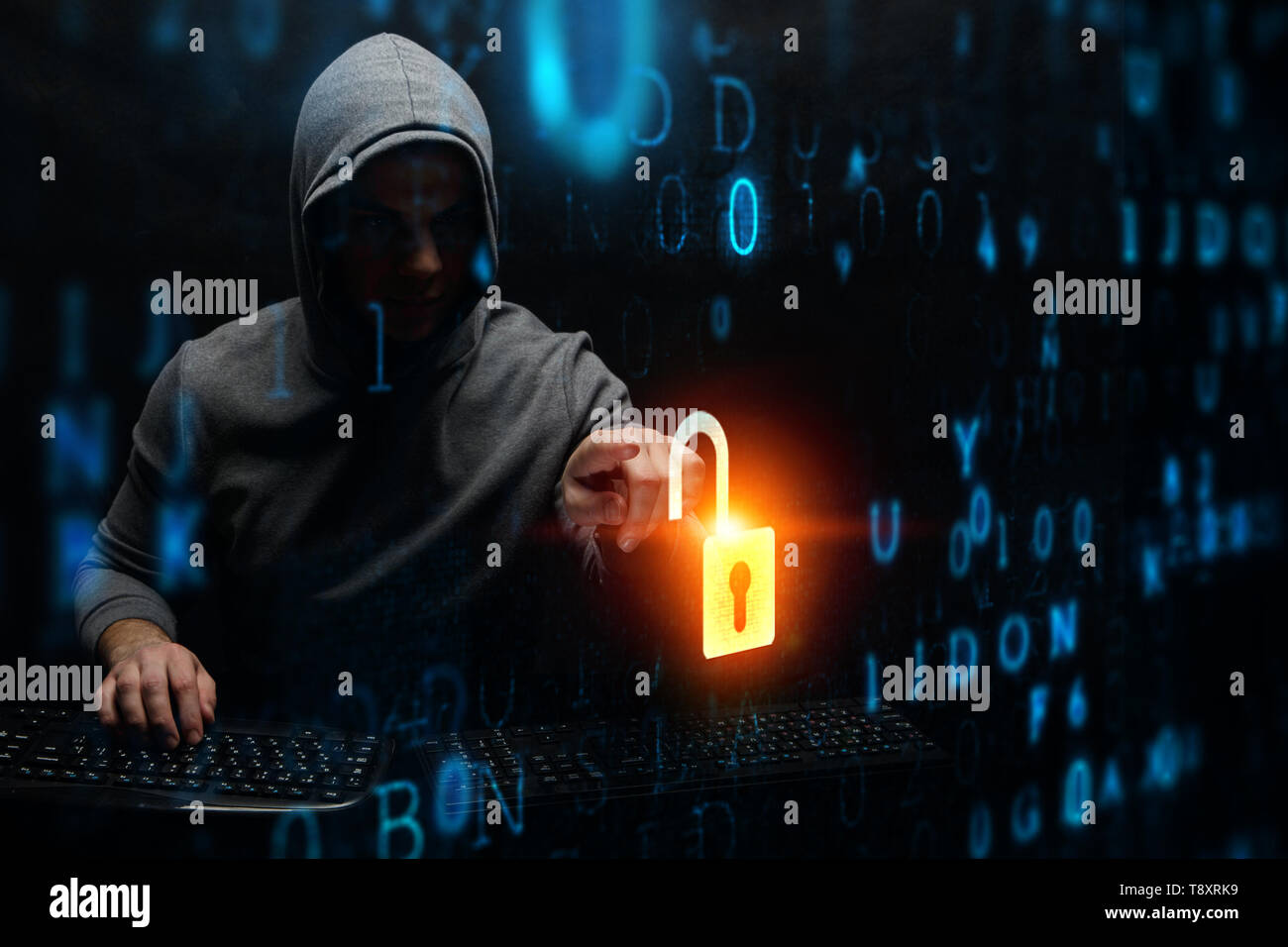 Hacker felpa con cappuccio in tema scuro Foto Stock