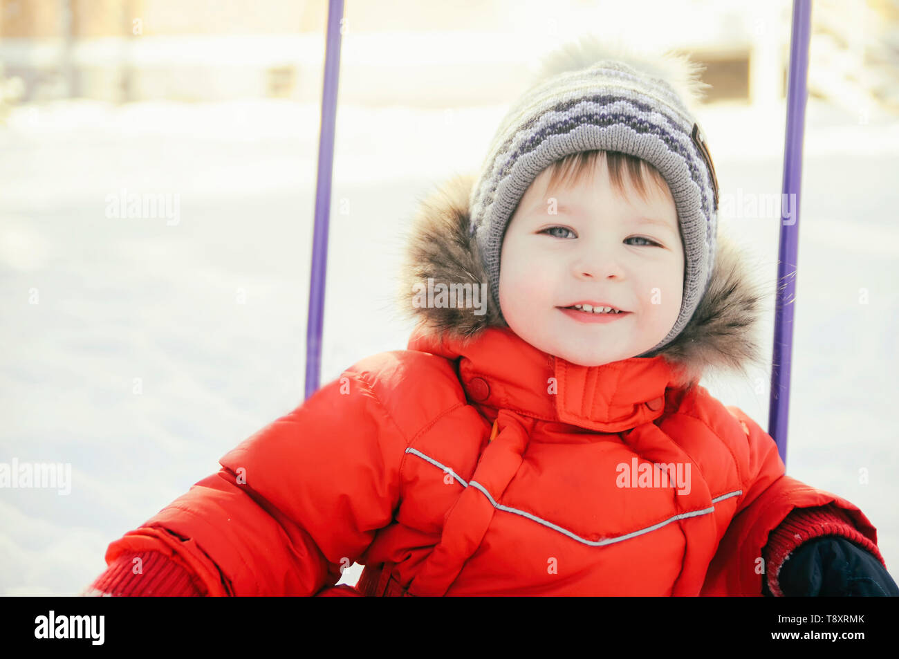 Ritratto di un bambino in abbigliamento invernale, una passeggiata attraverso un parco invernale, Foto Stock