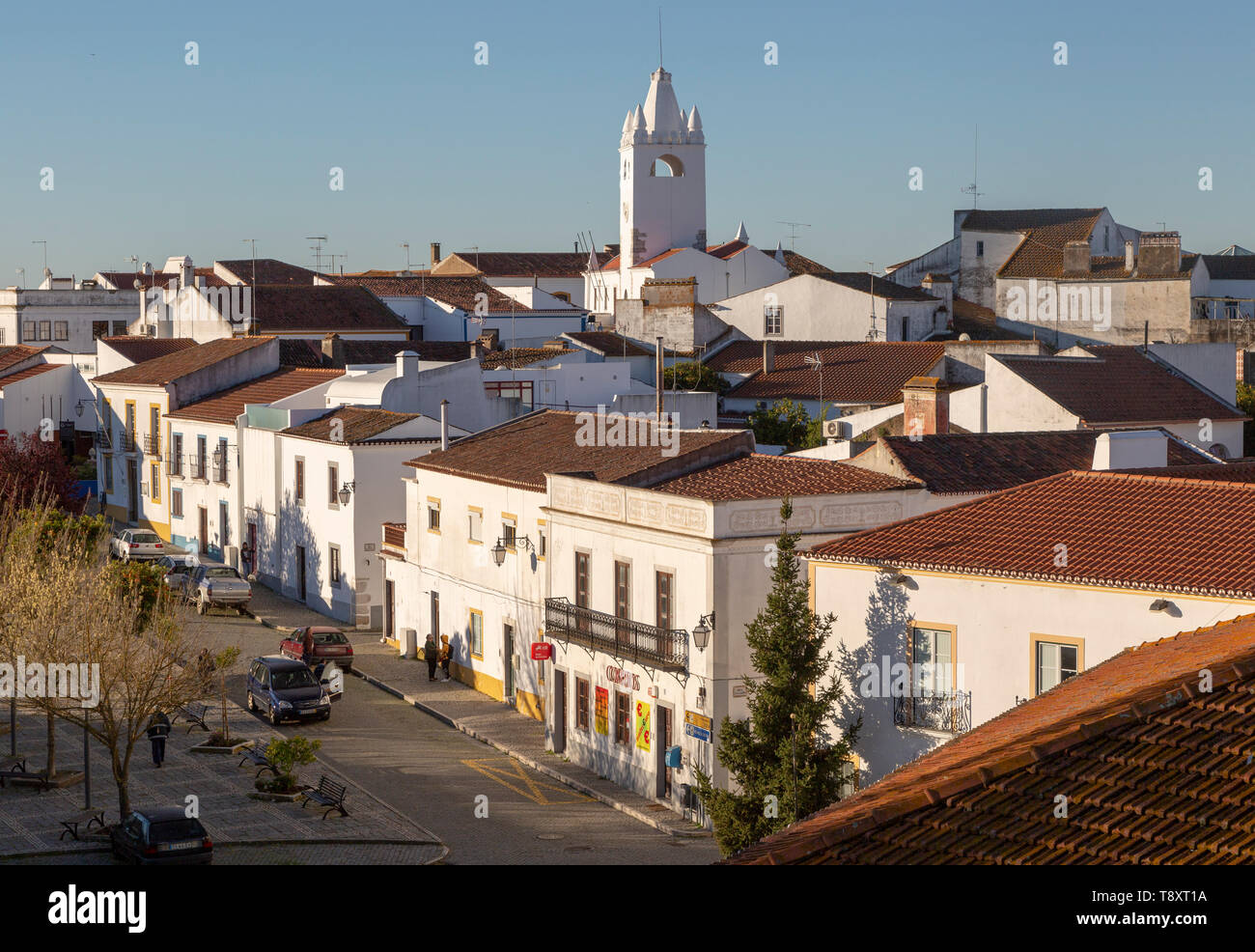 Vista sui tetti di edifici nel villaggio di Alvito, distretto di Beja, Baixo Alentejo, Portogallo, Europa meridionale Foto Stock