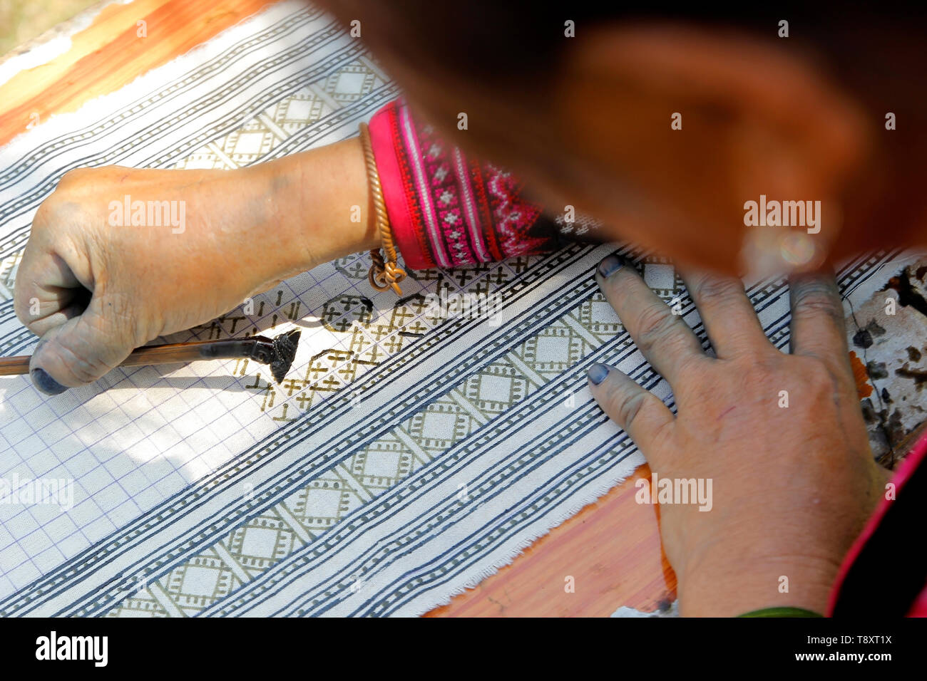 Primo piano della hmong hilltribe candele di scrittura di fatto i tradizionali panni Foto Stock