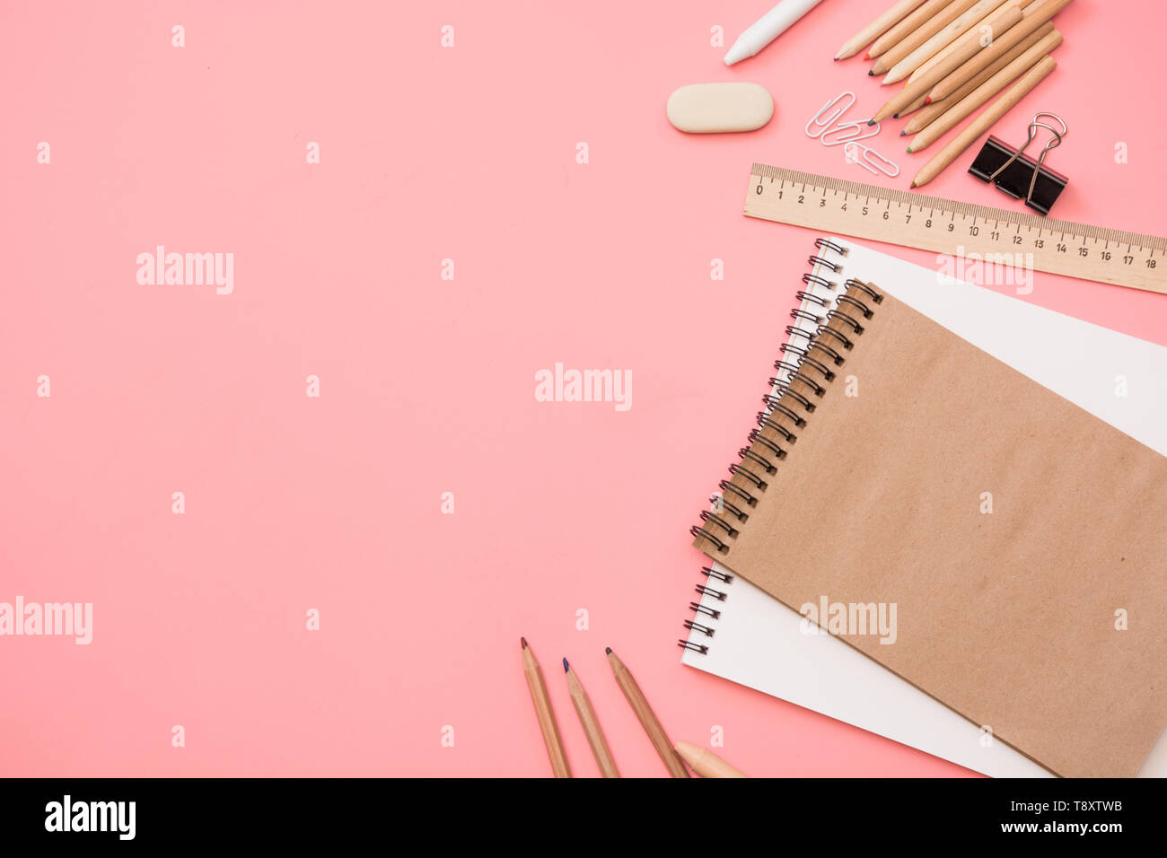 Colorato di forniture scolastiche sul rosa pastello sfondo. Vista superiore, piatto laici. Spazio per il testo. Foto Stock