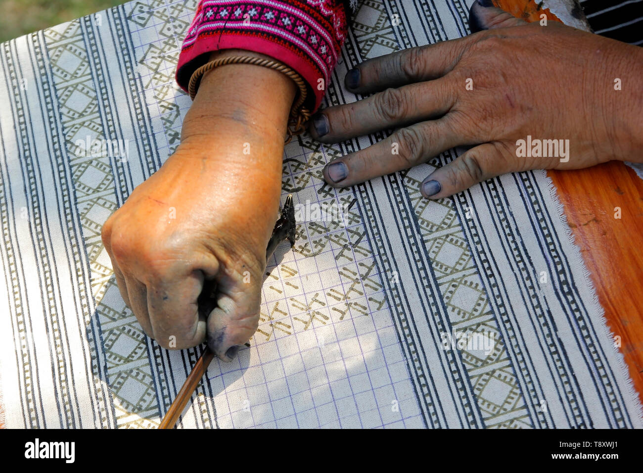 Primo piano della hmong hilltribe candele di scrittura di fatto i tradizionali panni Foto Stock